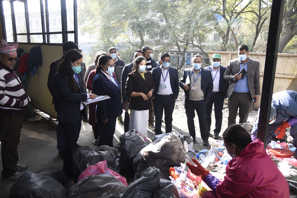 काठमाडौं महानगरपालिकाले कान्ति बाल अस्पतालको फोहोर नउठाउने